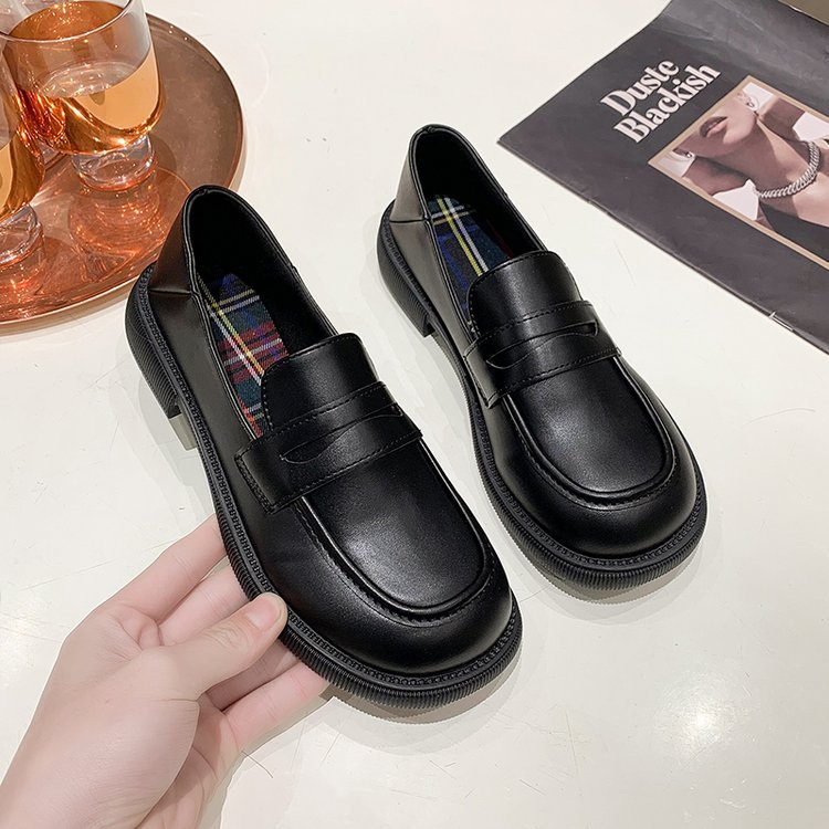 In the summer of 2025, a round-toed loafer with a thick sole and British-style small leather shoes is a casual and versatile single shoe for women to wear outside Application Scenario