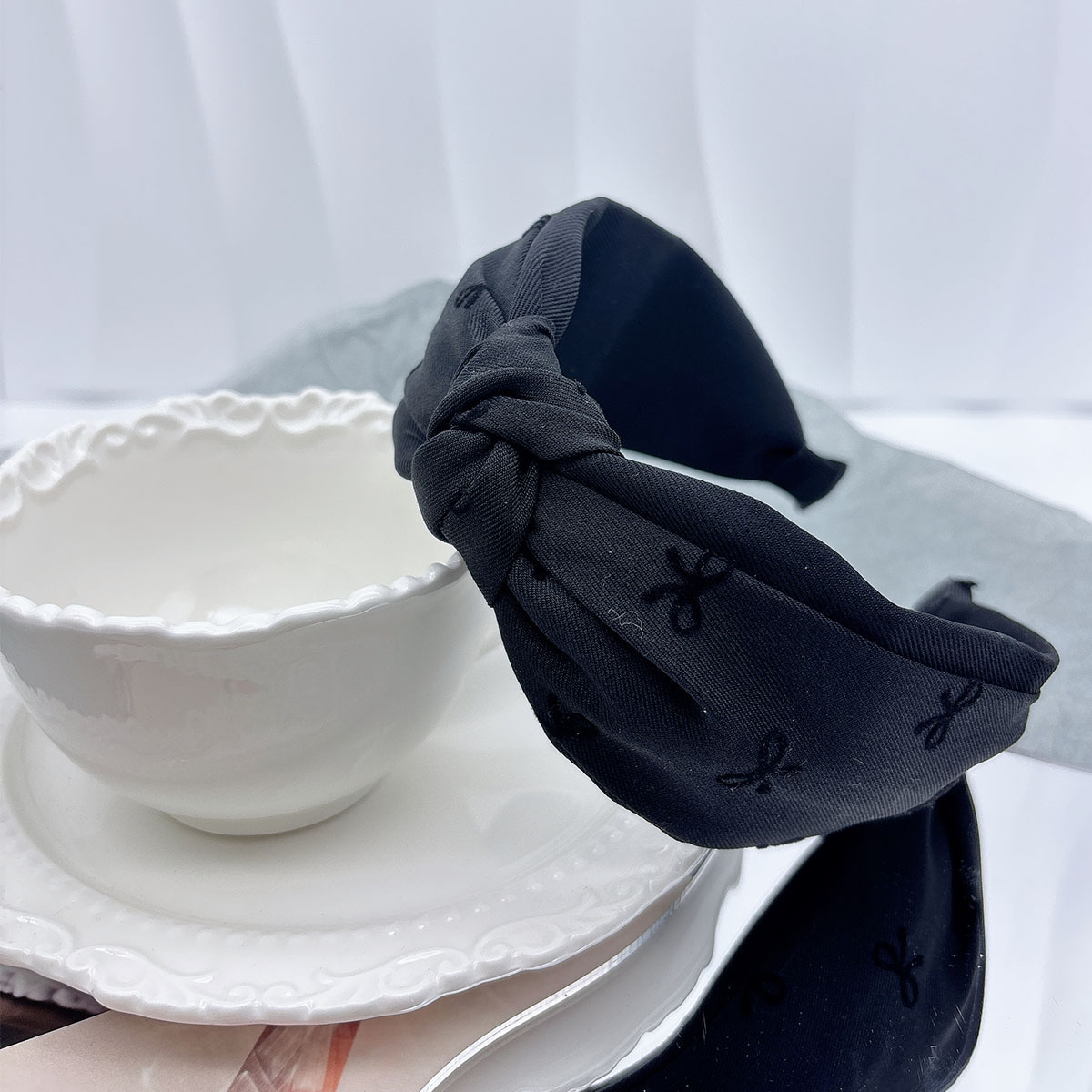Hairband for women, little Chanel, butterfly, wide-edge fabric knot headband, high J sense, stylish and fashionable, high top hairpin and hair accessory details Picture