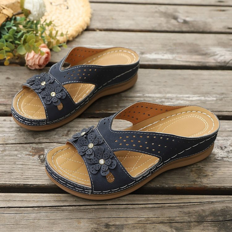 2025 New style of European and American large-sized retro flower-patterned flip-flops, casual beach fish-mouth one-shoulder flip-flops Application Scenario