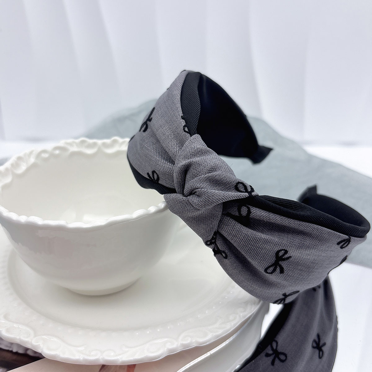 Hairband for women, little Chanel, butterfly, wide-edge fabric knot headband, high J sense, stylish and fashionable, high top hairpin and hair accessory detail image 3