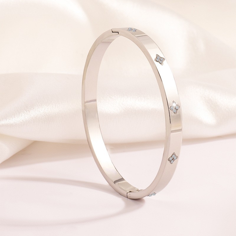 Popular accessories from Japan and South Korea, titanium steel bracelets, stainless steel bracelets Application Scenario