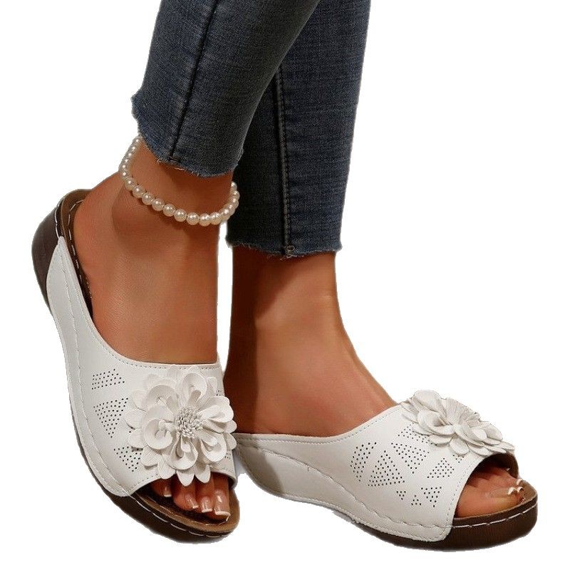 New large-sized 2025 summer women's sandals, open-toe sandals for women, Korean-style flip-toe flower stitching casual beach slippers Item Picture