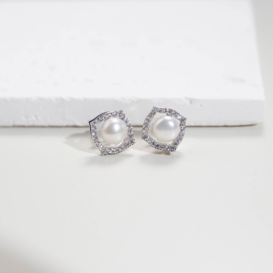 The new ultra-ethereal, dreamy and simple freshwater pearl copper plated with real gold S925 silver needle earrings exude an elegant, fresh and exquisite charm, with a high-end and refined demeanor Application Scenario