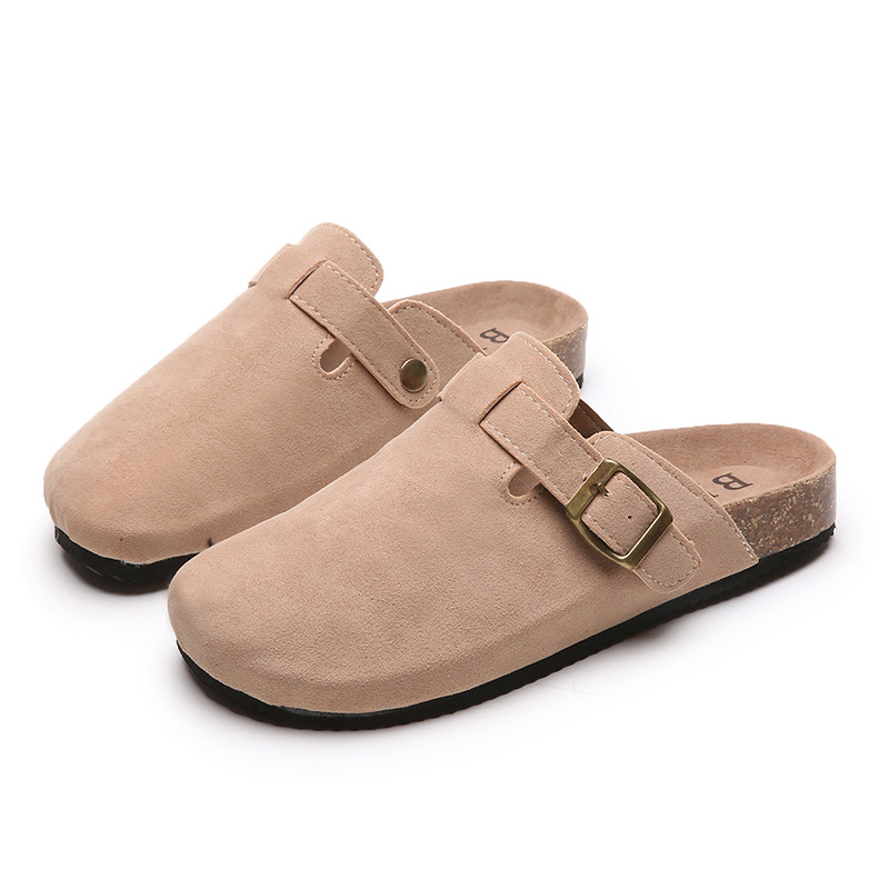For women in summer, wear round-toed half-flip-flops with a pair of sandals full figure