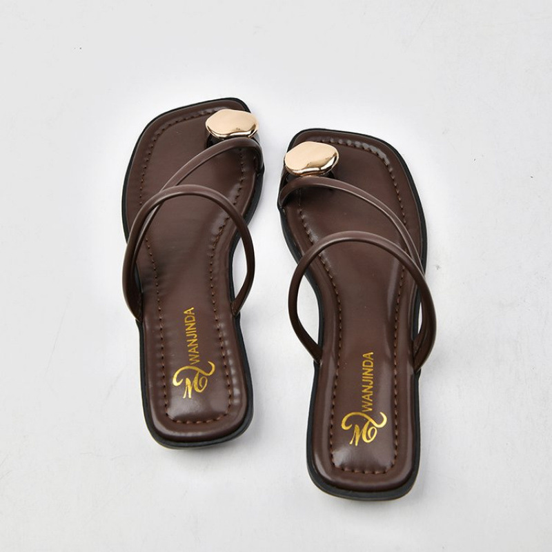 The new summer 2024 casual chunky-heeled Roman sandals for women with flip-flops are a popular low-heeled beach style full figure