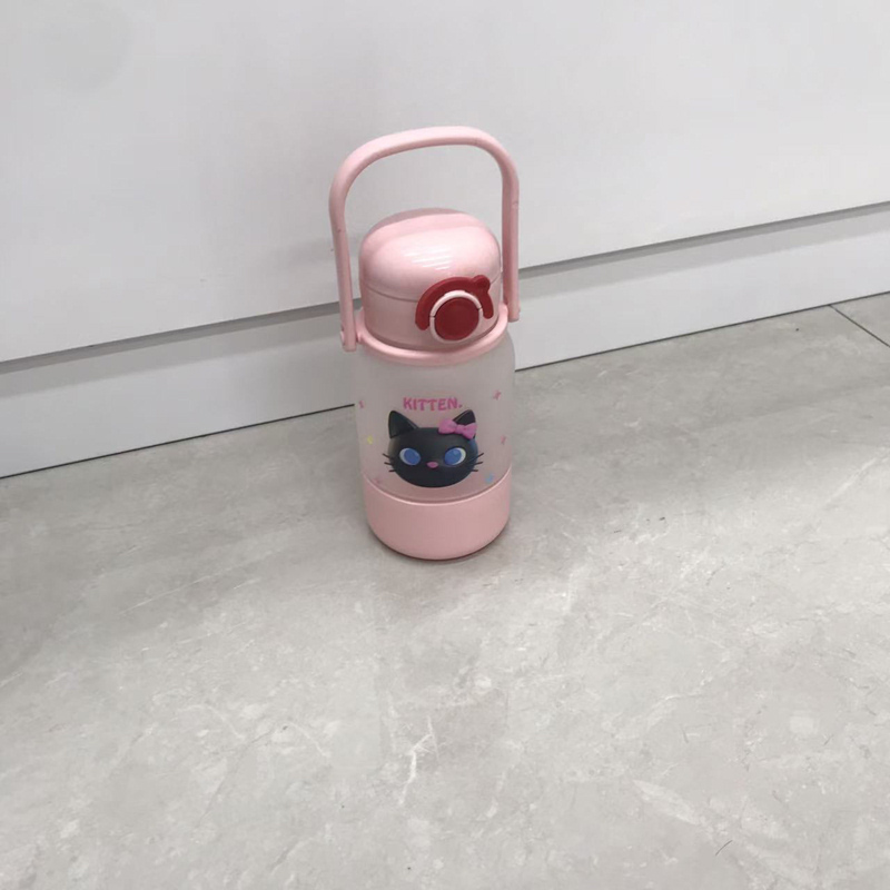 卡通动物儿童吸管水杯 便携提手防漏水壶 宝宝可爱萌趣幼儿园喝水杯详情5