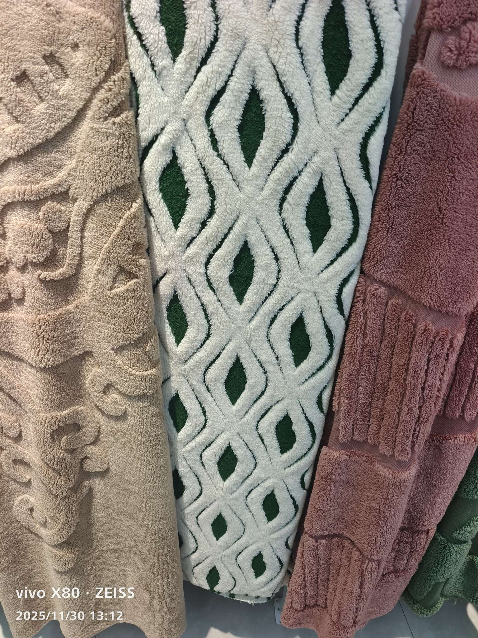 Textile and leather blended interwoven fabric, cotton and wool blended fabric, soft hand feel, multi-purpose clothing fabric. Cotton velvet jacquard, suitable for pajamas, carpets, bedding, home wear, etc