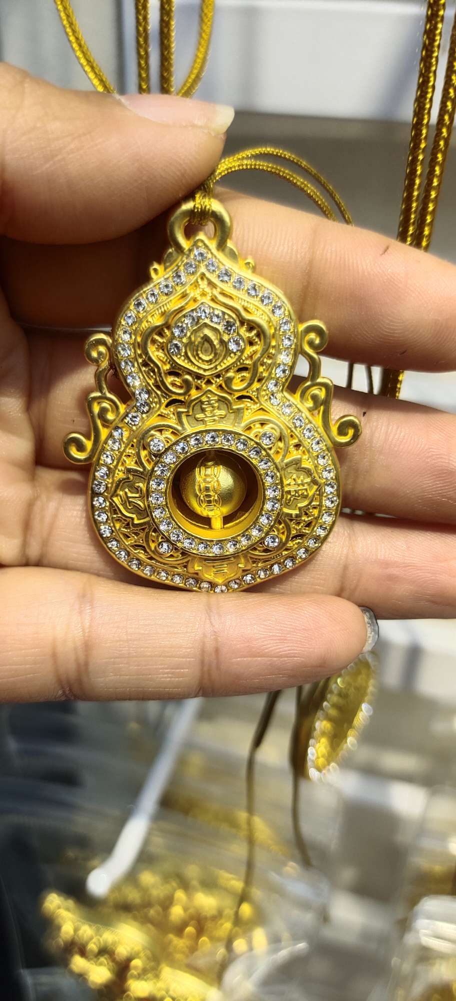 A wide variety of fashionable accessories and ornaments to choose from, with a rich selection of styles, suitable for matching with trendy accessories and ornaments details Picture