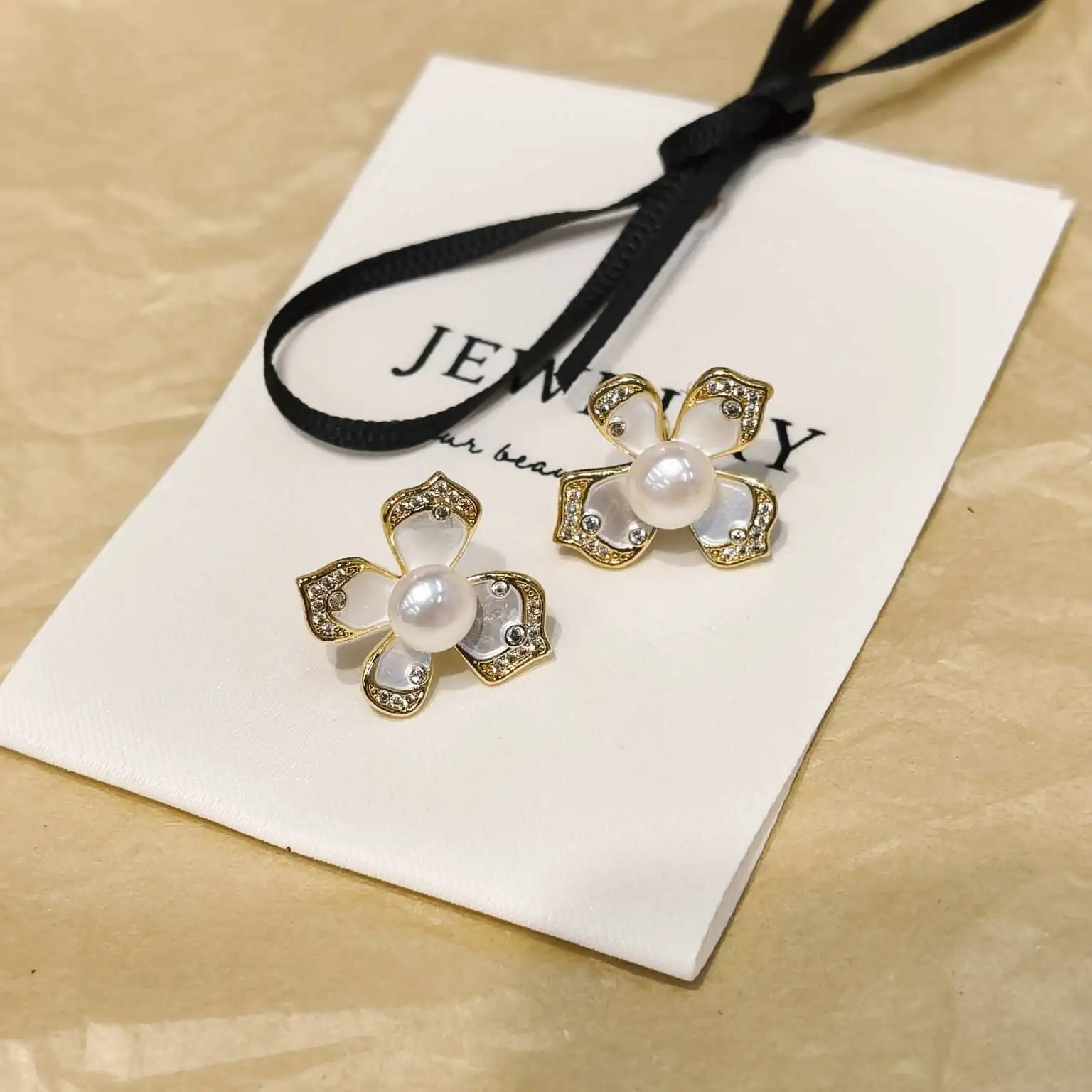 The gentle new four-leaf clover stud earrings by your ear, natural high-quality freshwater pearls 14k, gold-silver color series, elegant jewelry pearl necklace detail image 5