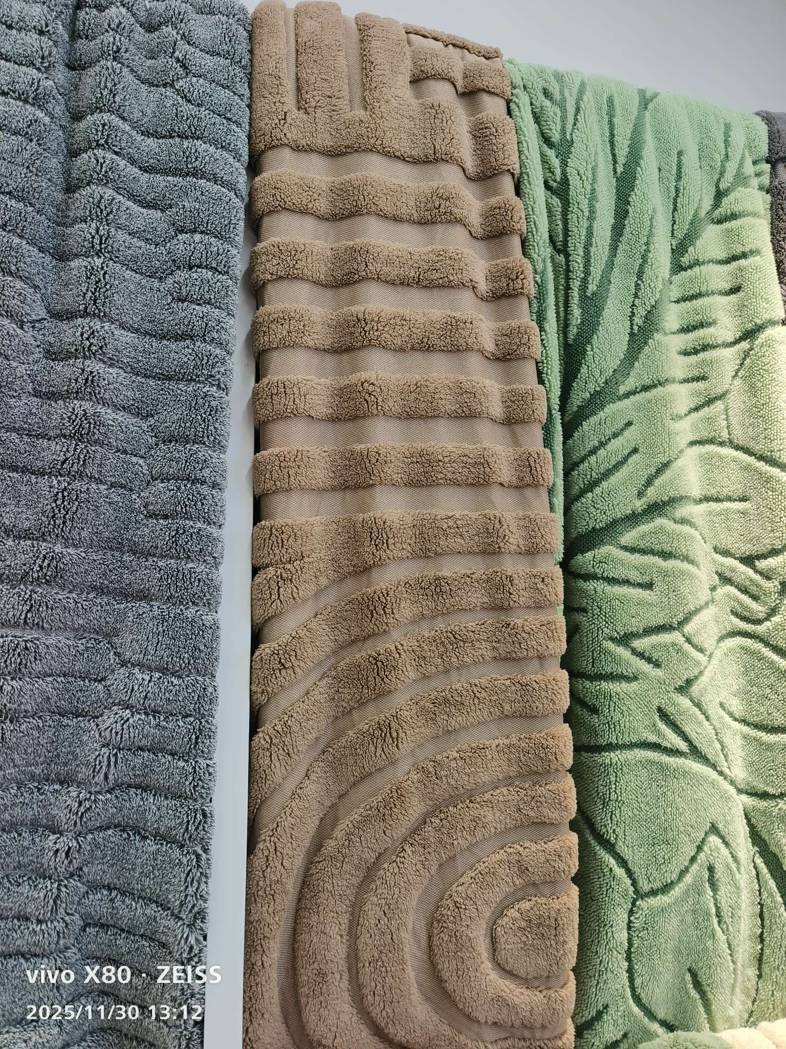 Textile leather blended interwoven fabric, cotton and wool blended fabric, soft hand feel, multi-purpose clothing fabric premium. Cotton fleece jacquard fabric is suitable for pajamas, bedding, daily home wear, carpet fabric, etc