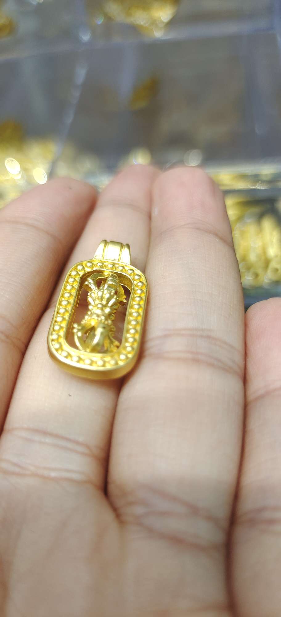 A wide range of fashionable accessory items are carefully selected. Colorful decorative accessories are versatile and trendy. They are essential for matching Application Scenario