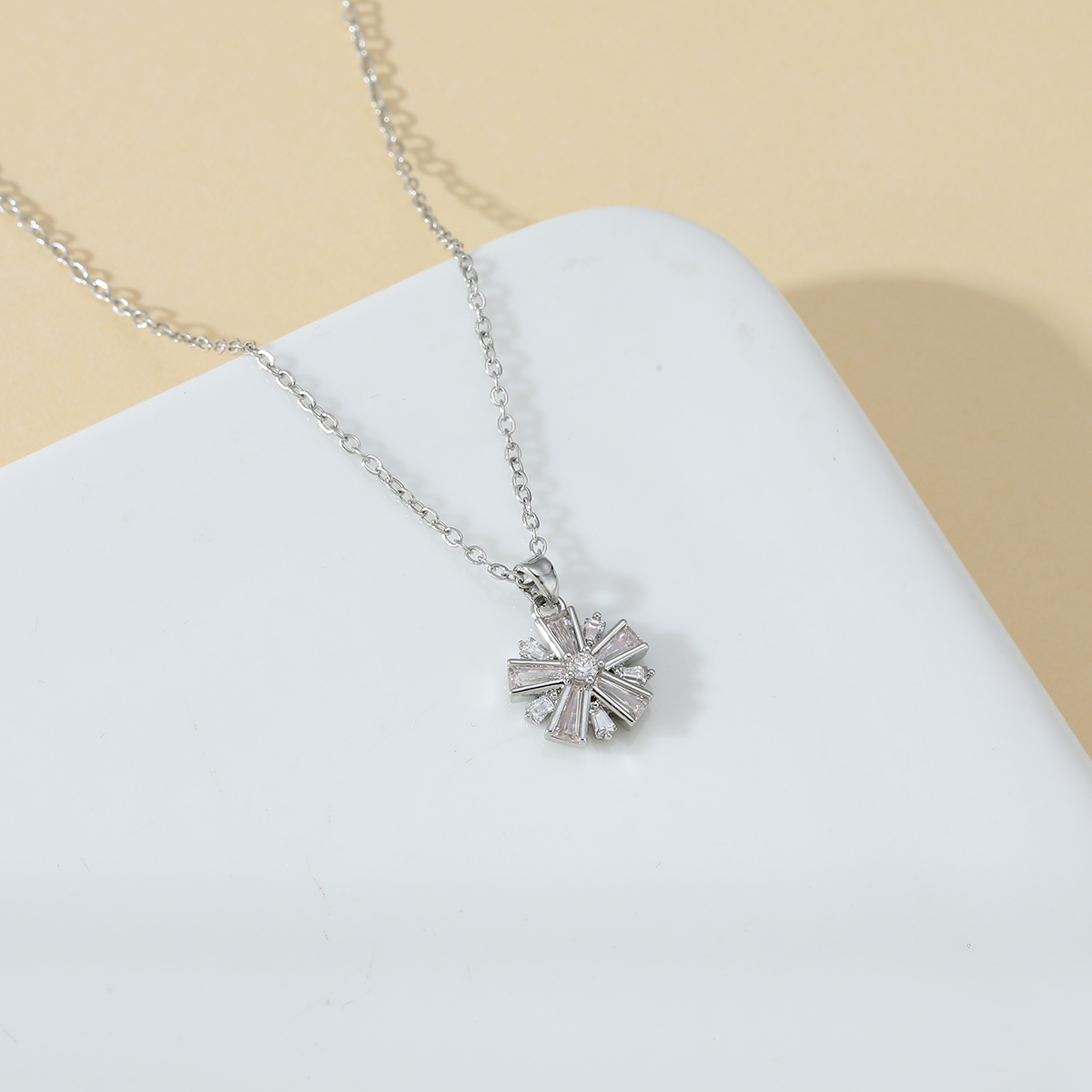 Xuhui brand premium copper plated with real gold and set with zircon, exquisite and dazzling, simple and elegant, high-quality, fashionable and versatile, simple necklace pendant details Picture
