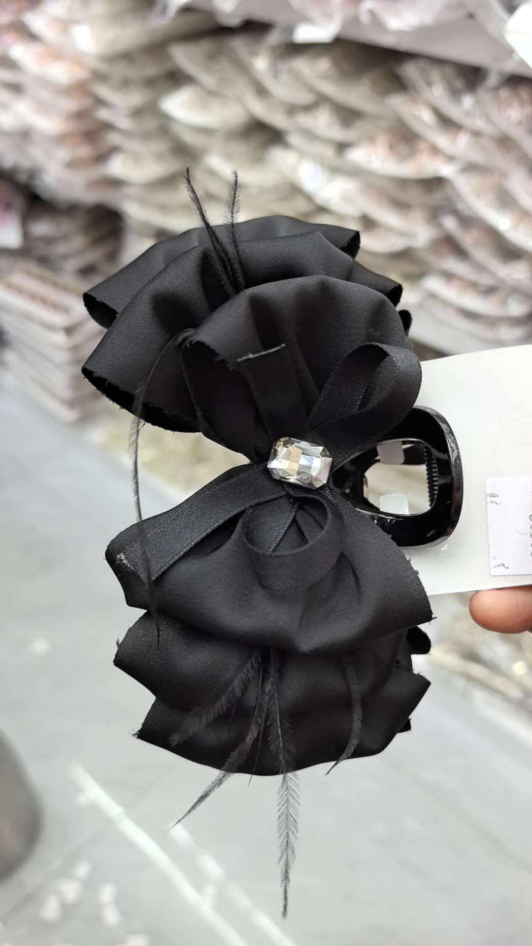 A variety of fashionable hair accessories, including hair combs, hair bands, forehead ornaments, headbands, and striped hair bands, are available for selection. They are versatile hair accessories and headbands Application Scenario