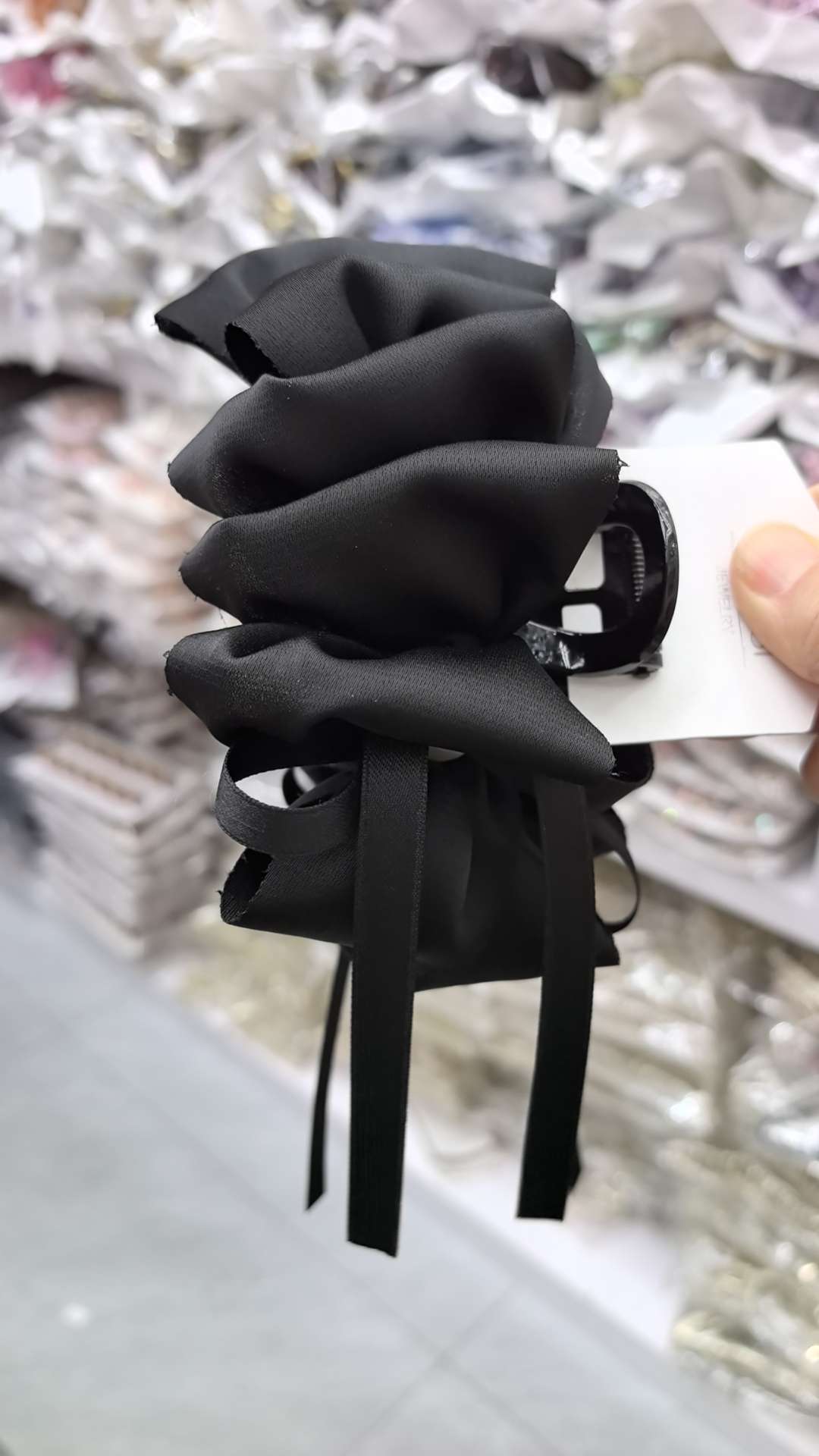A variety of fashionable hair accessories, including hair combs, hair bands, forehead ornaments, headbands, and striped hair bands, are available for selection. They are versatile hair accessories and headbands Specification image