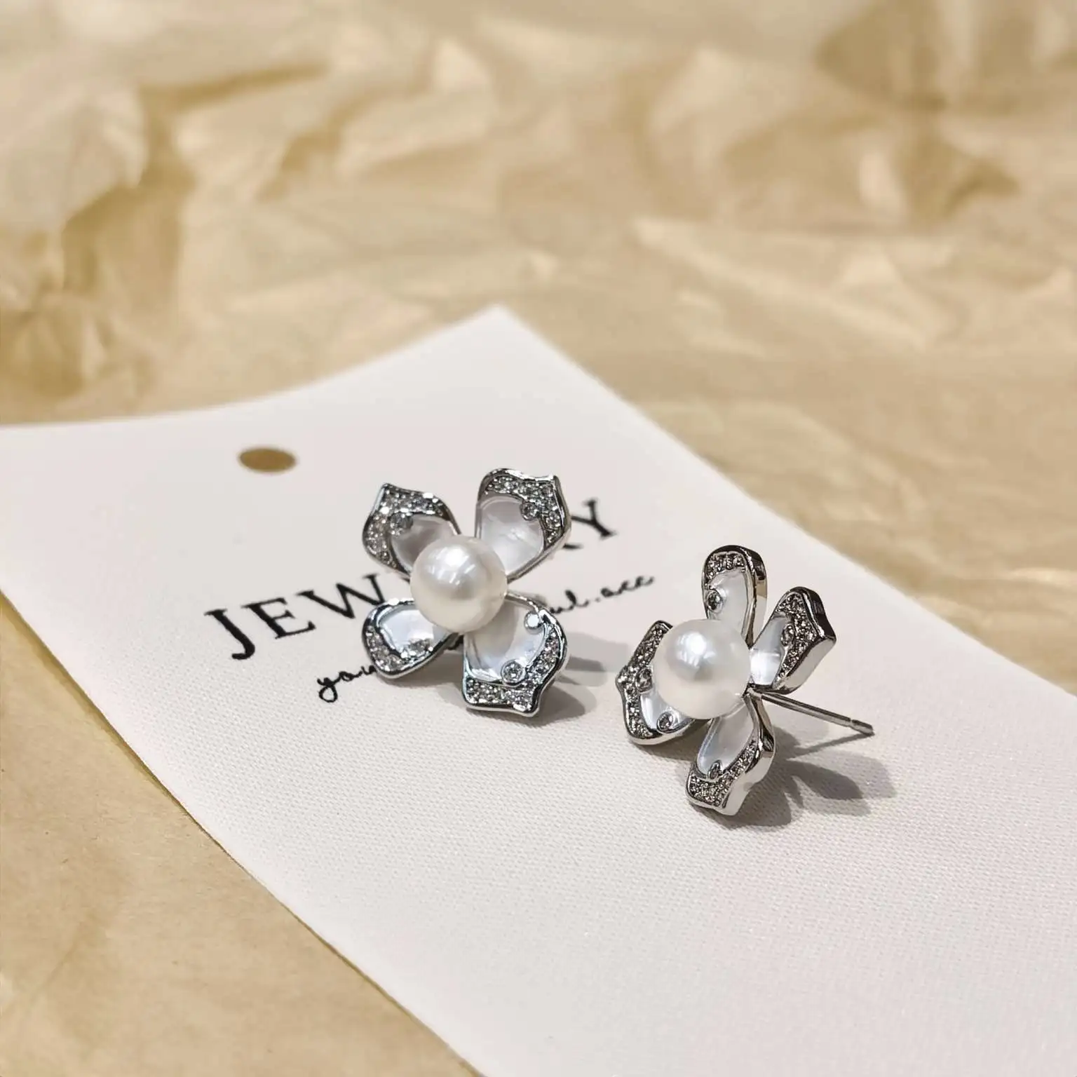 The gentle new four-leaf clover stud earrings by your ear, natural high-quality freshwater pearls 14k, gold-silver color series, elegant jewelry pearl necklace detail image 3