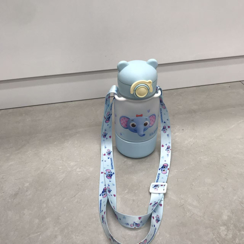 卡通动物带背带儿童吸管水杯 萌趣便携防漏水壶 宝宝幼儿园可爱喝水杯详情5