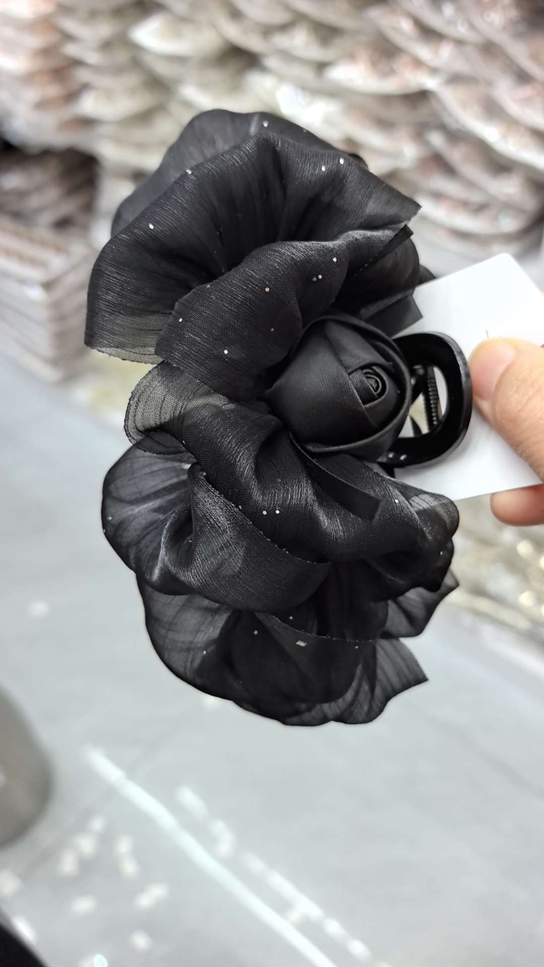 A variety of fashionable hair accessories, including hair combs, hair bands, forehead ornaments, headbands, and striped hair bands, are available for selection. They are versatile hair accessories and headbands