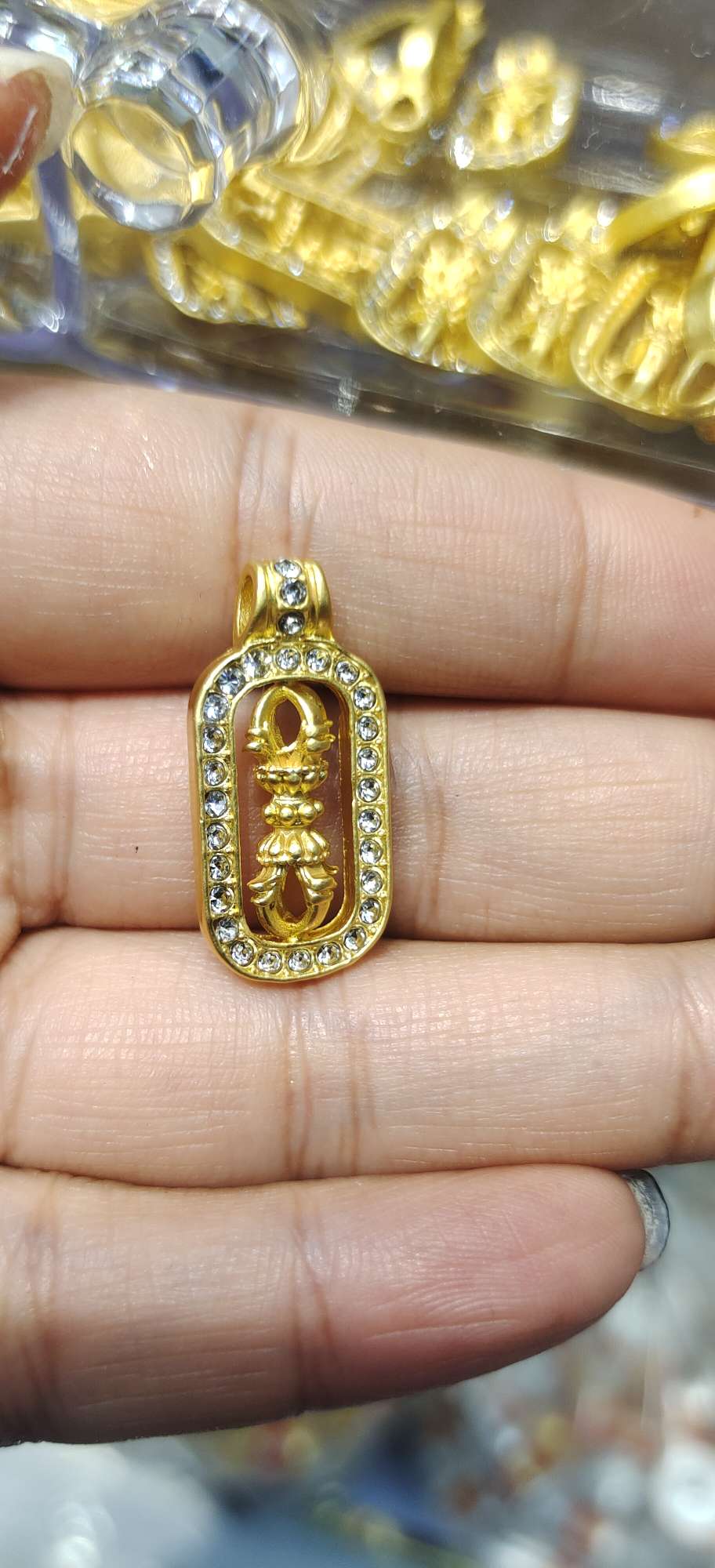 A wide range of fashionable accessory items are carefully selected. Colorful decorative accessories are versatile and trendy. They are essential for matching
