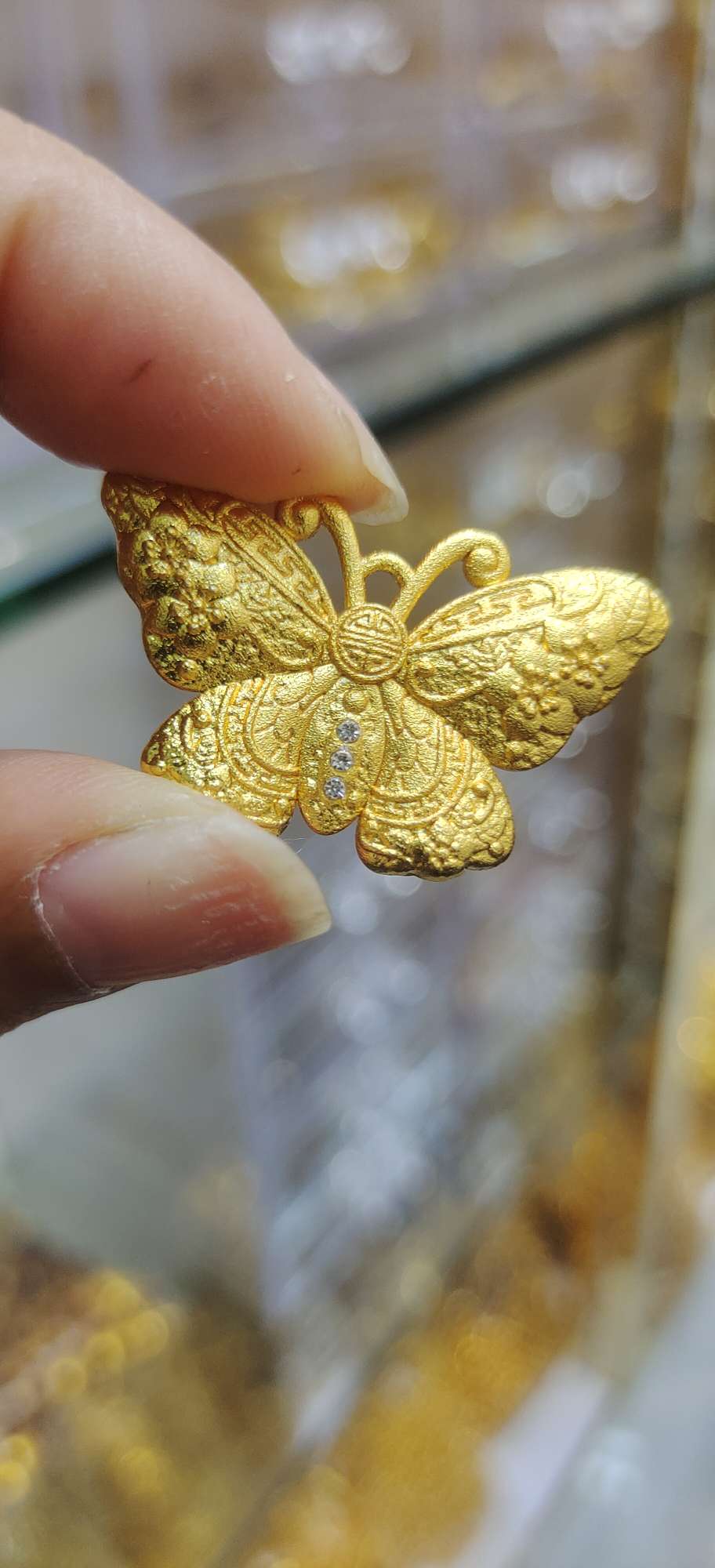 A wide range of fashionable accessories and accessories are available for selection. You can choose from a variety of personalized decorative items and accessories