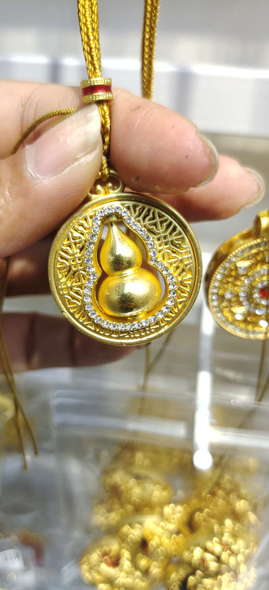 A wide range of fashionable accessories and accessories are carefully selected. There are various personalized decorative accessories to choose from, with rich combinations and trendy, versatile accessories and accessories