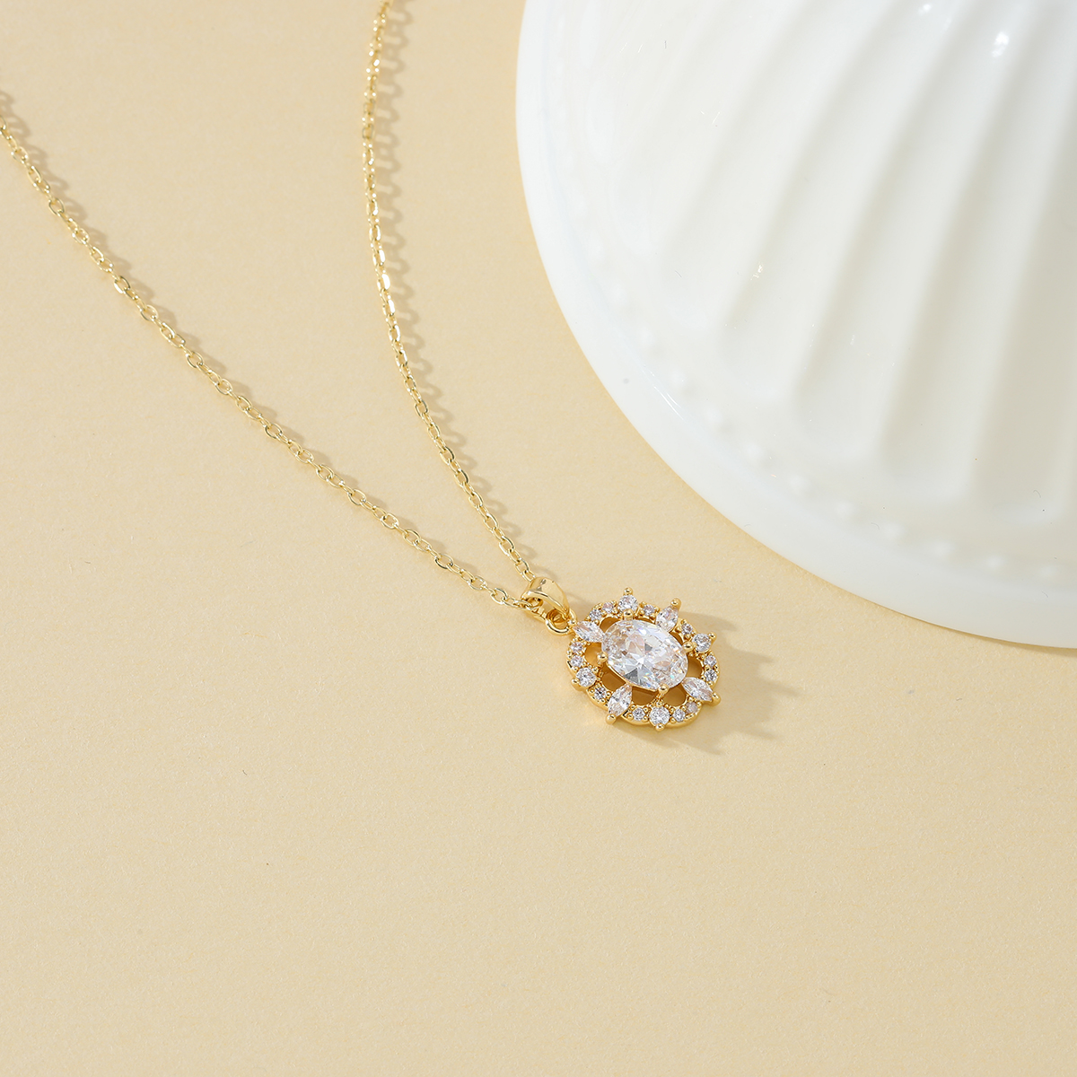 Xuhui brand premium copper plated with real gold and set with zircon, exquisite and dazzling, simple and elegant, high-quality and fashionable, egg-shaped, versatile and simple necklace pendant full figure