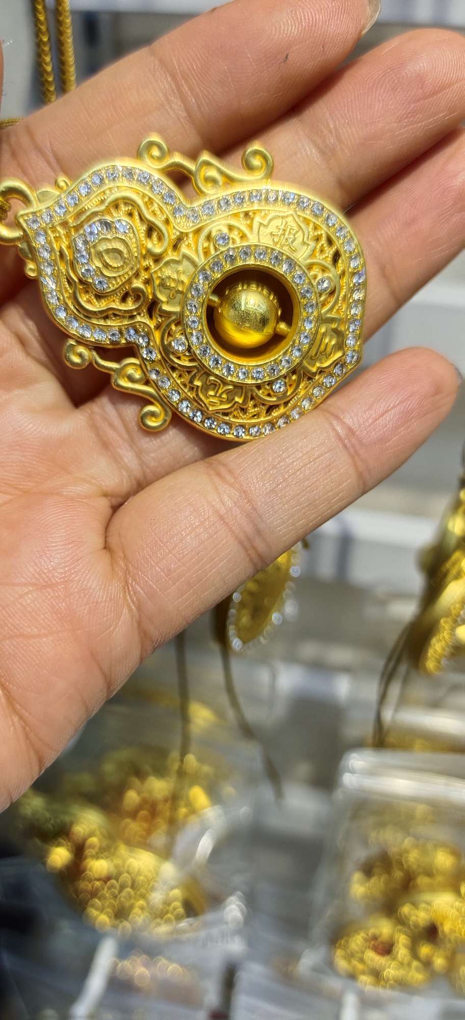 A wide variety of fashionable accessories and ornaments to choose from, with a rich selection of styles, suitable for matching with trendy accessories and ornaments Application Scenario