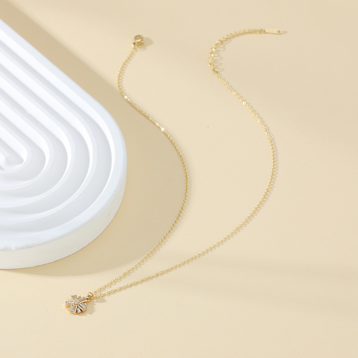 Xuhui brand premium copper plated with real gold and set with zircon, exquisite and dazzling, simple and elegant, high-quality, fashionable and versatile, simple necklace pendant Application Scenario