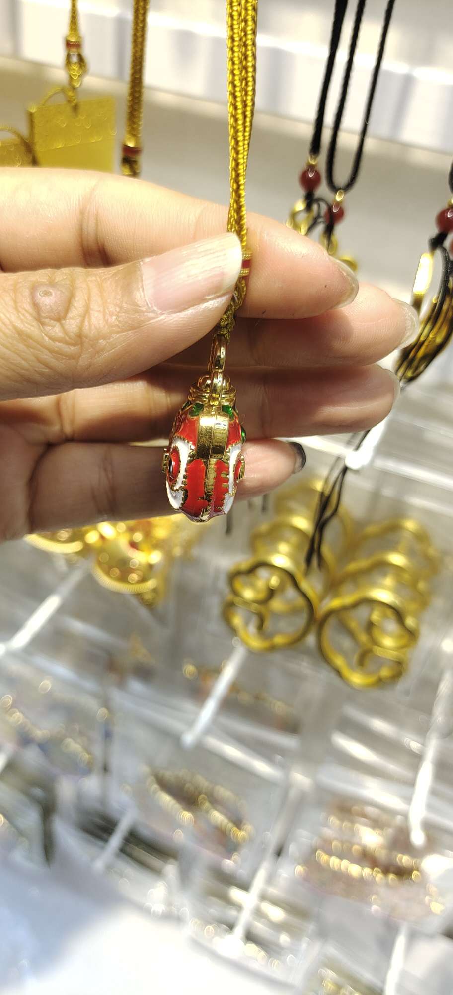 A wide range of fashionable accessories and decorative items are carefully selected. There are various styles to choose from, suitable for matching with trendy accessories Specification image