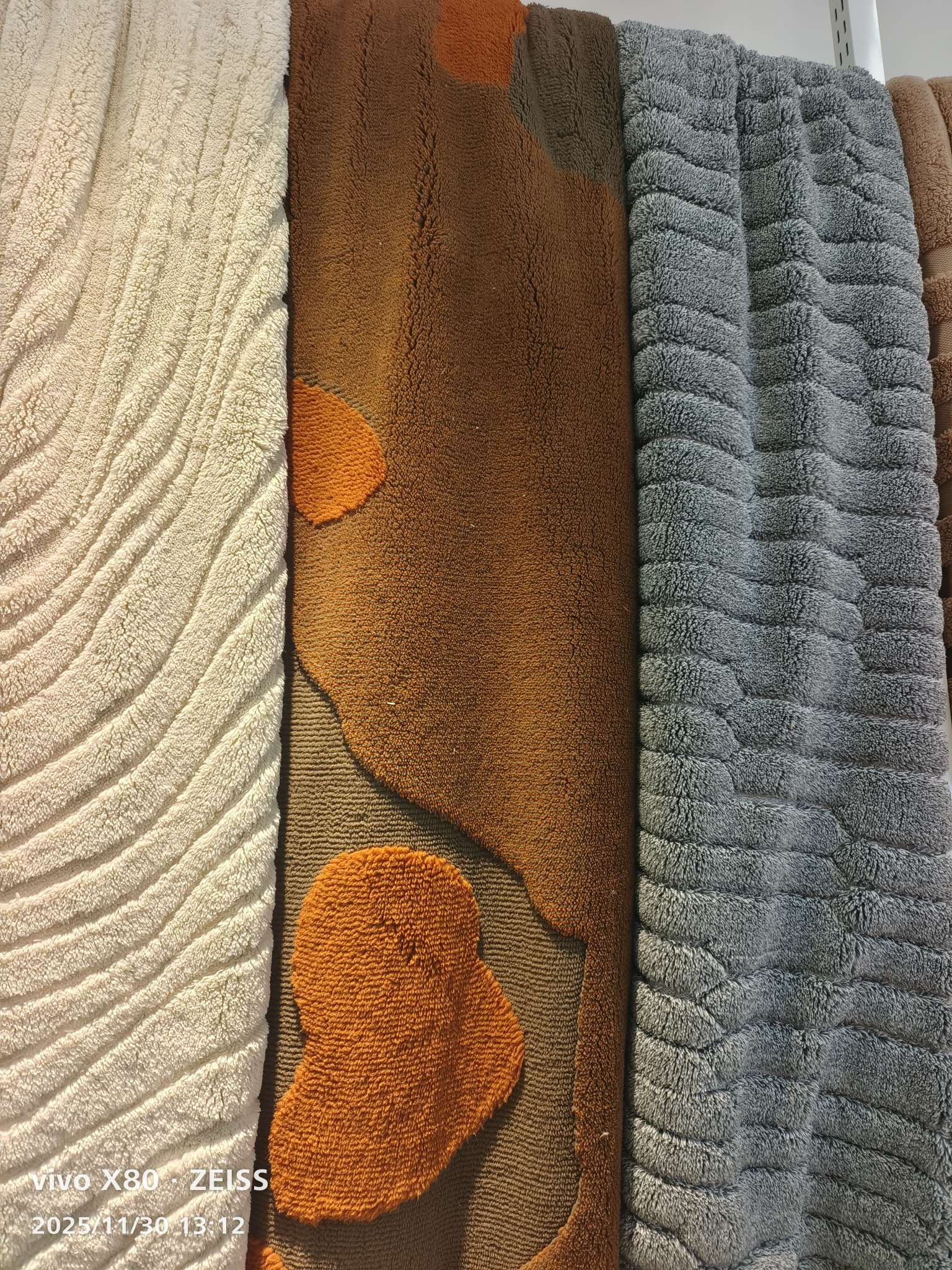 Textile leather blended interwoven fabric, cotton and wool blended fabric, soft hand feel, multi-purpose clothing fabric material. Cotton fleece jacquard fabric is suitable for pajamas, carpets, bedding, daily home wear, etc