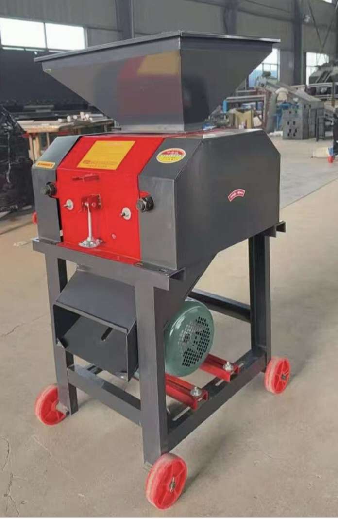 玉米破瓣机鸡鸭鹅兔养殖用机粮食破碎机花生高粱酿酒小型压扁机 粮食破瓣机，粉碎机