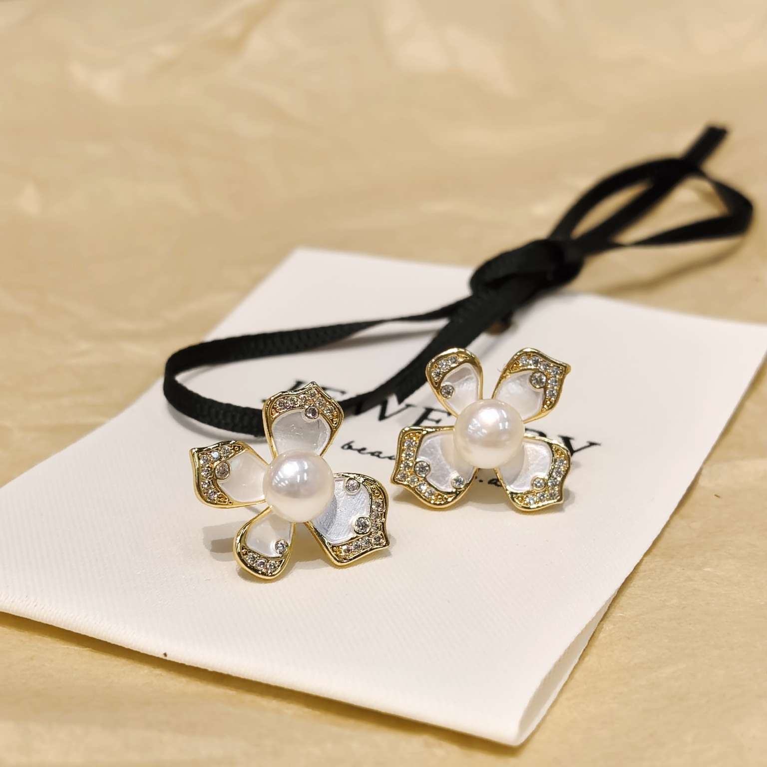 The gentle new four-leaf clover stud earrings by your ear, natural high-quality freshwater pearls 14k, gold-silver color series, elegant jewelry pearl necklace detail image 6