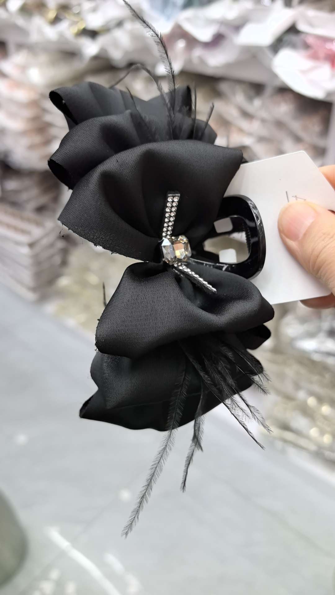 A variety of fashionable hair accessories, including hair combs, hair bands, forehead ornaments, headbands, and striped hair bands, are available for selection. They are versatile hair accessories and headbands details Picture