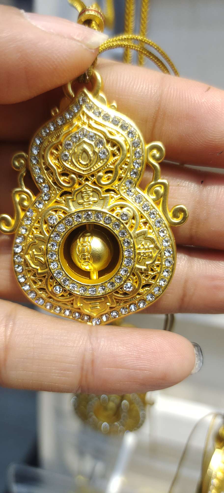 A wide variety of fashionable accessories and ornaments to choose from, with a rich selection of styles, suitable for matching with trendy accessories and ornaments