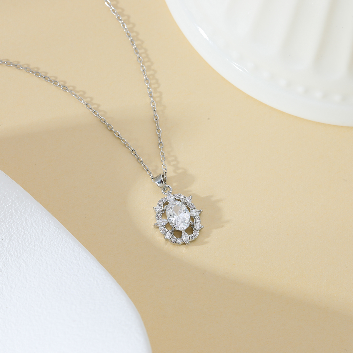 Xuhui brand premium copper plated with real gold and set with zircon, exquisite and dazzling, simple and elegant, high-quality and fashionable, egg-shaped, versatile and simple necklace pendant Specification drawing