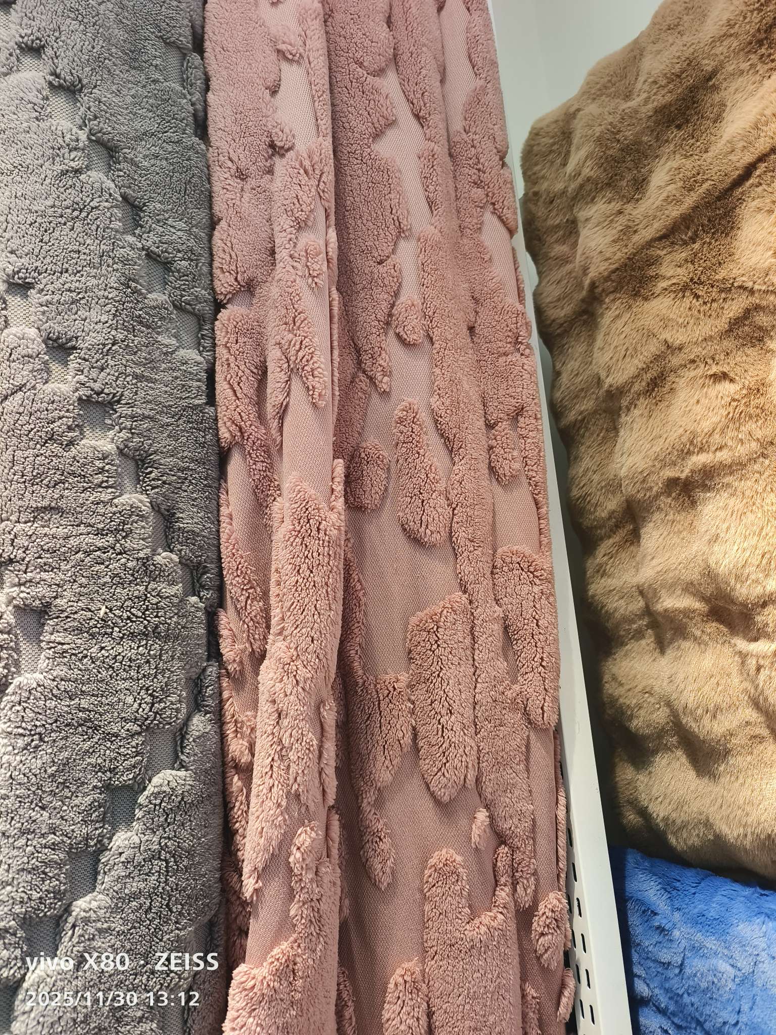 Textile leather blended interwoven fabric, cotton and wool blended fabric, soft hand feel, multi-purpose clothing fabric material. Cotton fleece jacquard is suitable for pajamas, bedding, daily home wear, carpet fabrics, etc