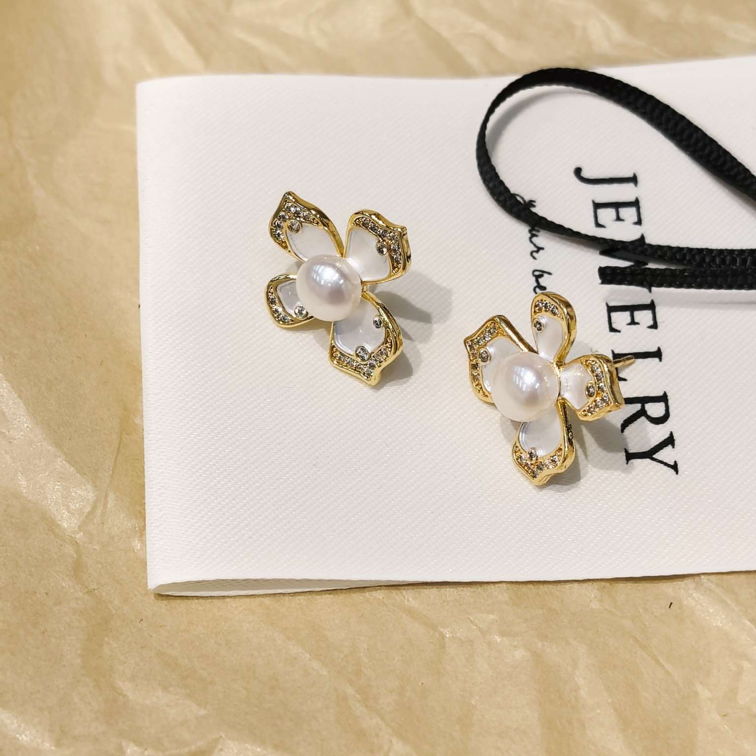 The gentle new four-leaf clover stud earrings by your ear, natural high-quality freshwater pearls 14k, gold-silver color series, elegant jewelry pearl necklace Application Scenario