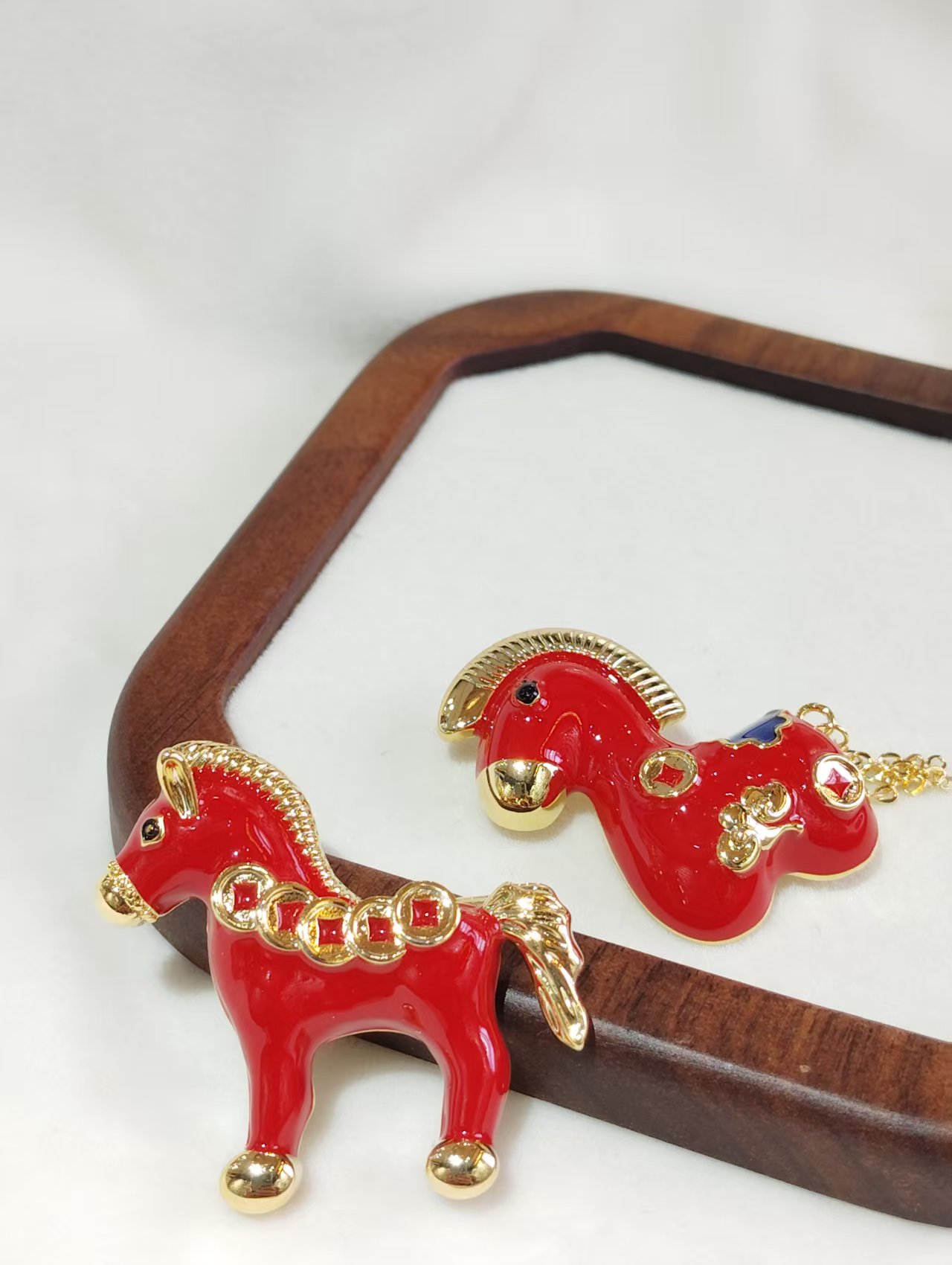 本命年红色色小马胸针