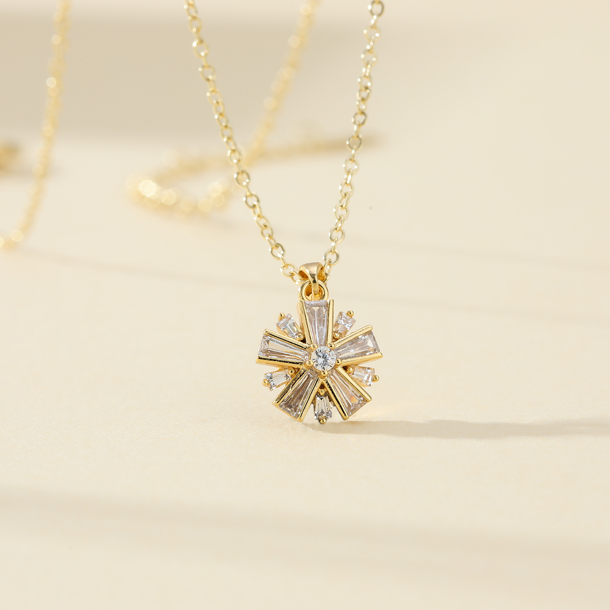 Xuhui brand premium copper plated with real gold and set with zircon, exquisite and dazzling, simple and elegant, high-quality, fashionable and versatile, simple necklace pendant Specification drawing
