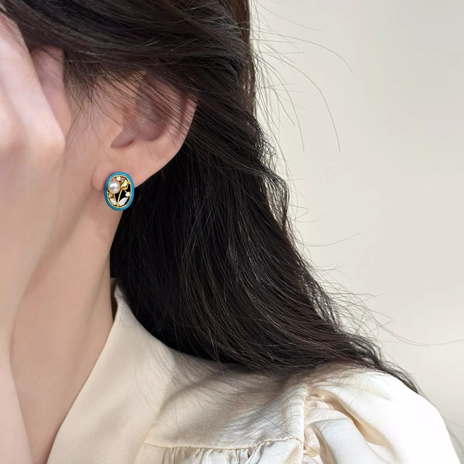 Retro hollowed-out rose geometric blue glazed natural freshwater pearl stud earrings, elegant, exquisite and high-end earrings necklace, pearl necklace jewelry detail image 7