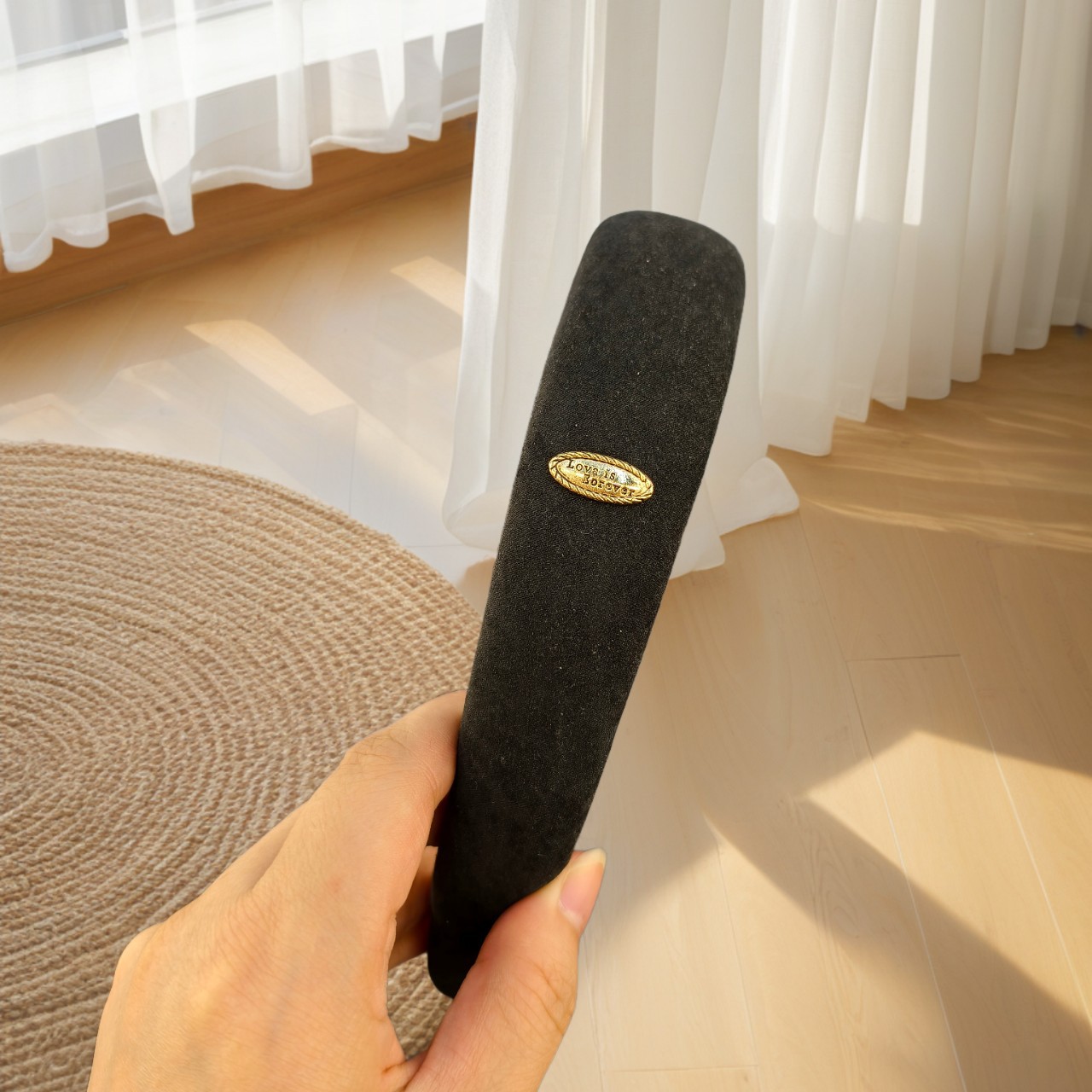 The new golden letter velvet headband from Korean ins for autumn and winter exudes a sense of fashion and sophistication, as well as an air of luxury Item Picture