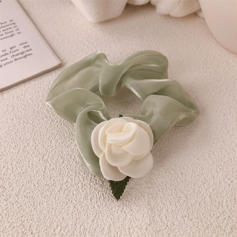 The forestle-style large intestine hair tie exudes a sense of sophistication for women. The camellia hair tie is tied with a hair band, presenting a simple and elegant French style details Picture
