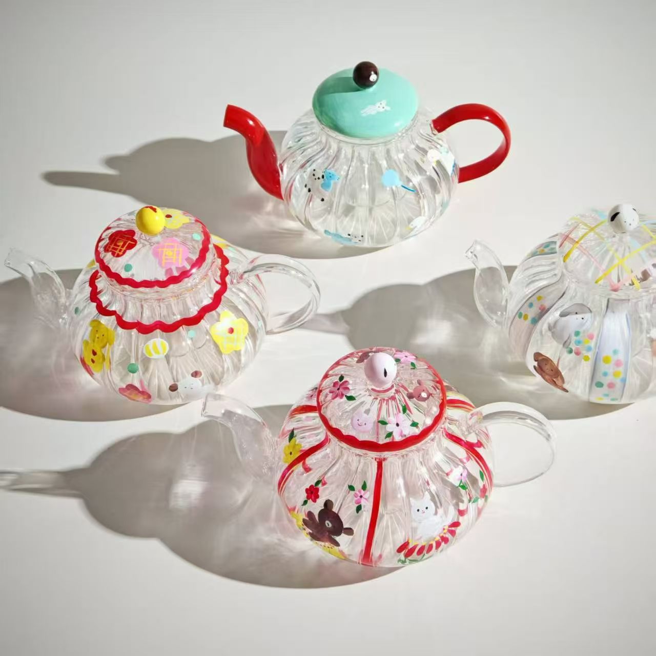萌趣茶壶风潮来袭，透明设计搭配可爱图案，点亮你的下午茶时光！