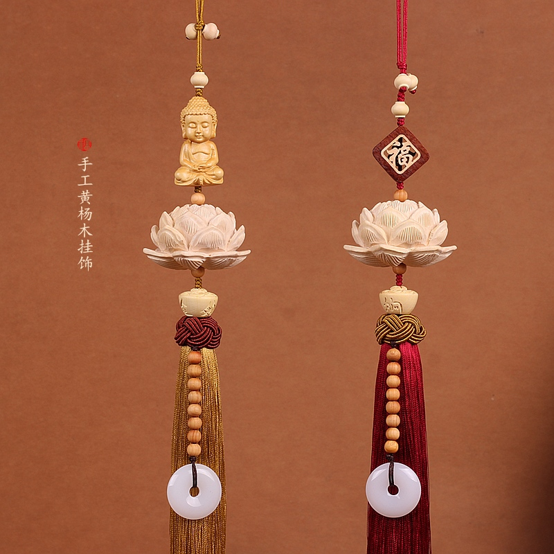 This is a car interior rearview mirror pendant with a hand-carved three-dimensional lotus flower made of boxwood, the same style as that of Lingyin Temple, which is known for its continuous good luck