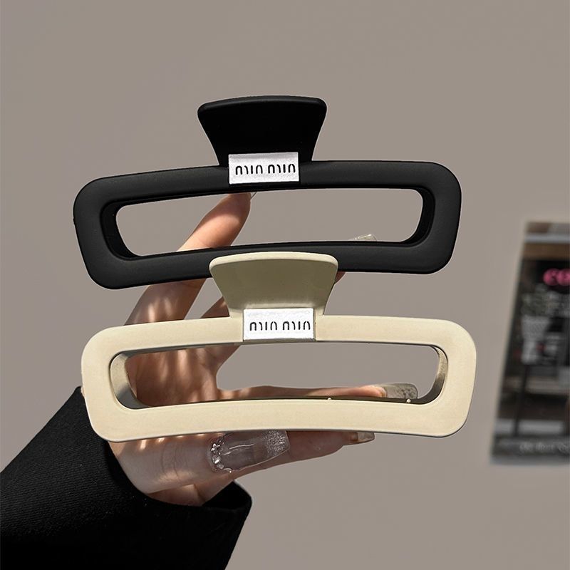 High-end letter matte hair clips for women, large shark clip hair clips, back of the head coiled hair accessory, high-end letter matte hair clips for women, large shark clip hair clips, back of the head coiled hair accessory, high-end detail image 2