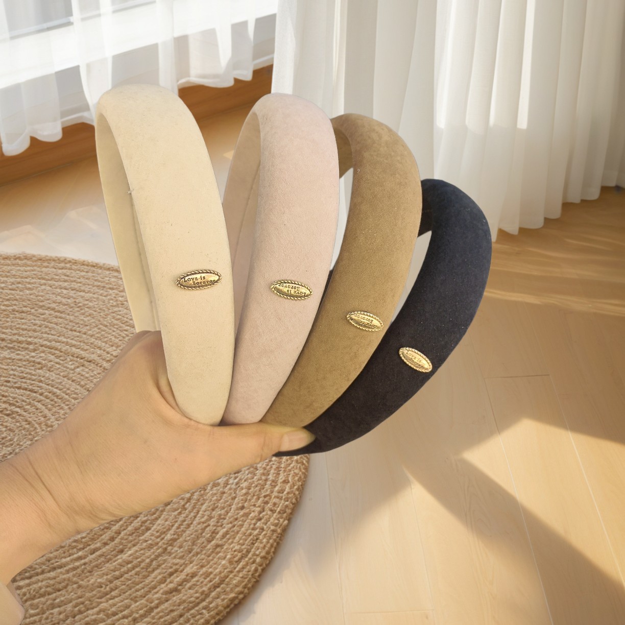 The new golden letter velvet headband from Korean ins for autumn and winter exudes a sense of fashion and sophistication, as well as an air of luxury