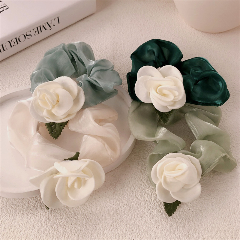 The forestle-style large intestine hair tie exudes a sense of sophistication for women. The camellia hair tie is tied with a hair band, presenting a simple and elegant French style Application Scenario