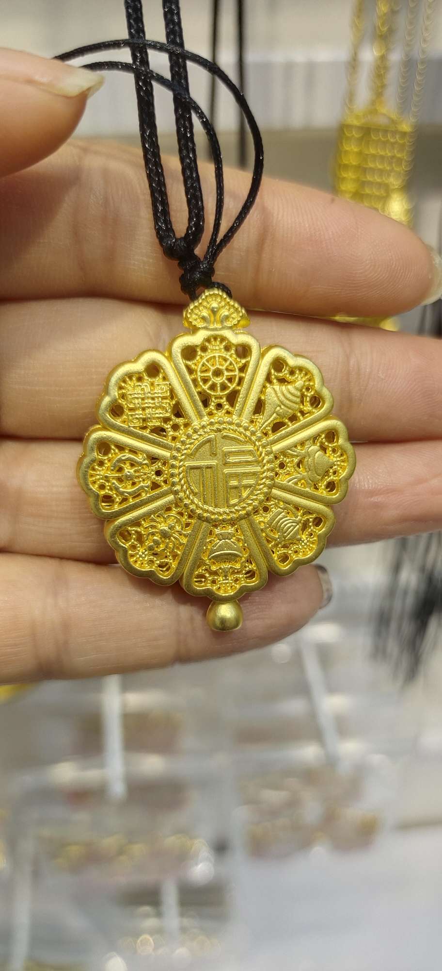 A wide range of fashionable accessories and accessories are carefully selected. Personalized decorative items are paired with trendy accessories for various choices, suitable for all occasions details Picture
