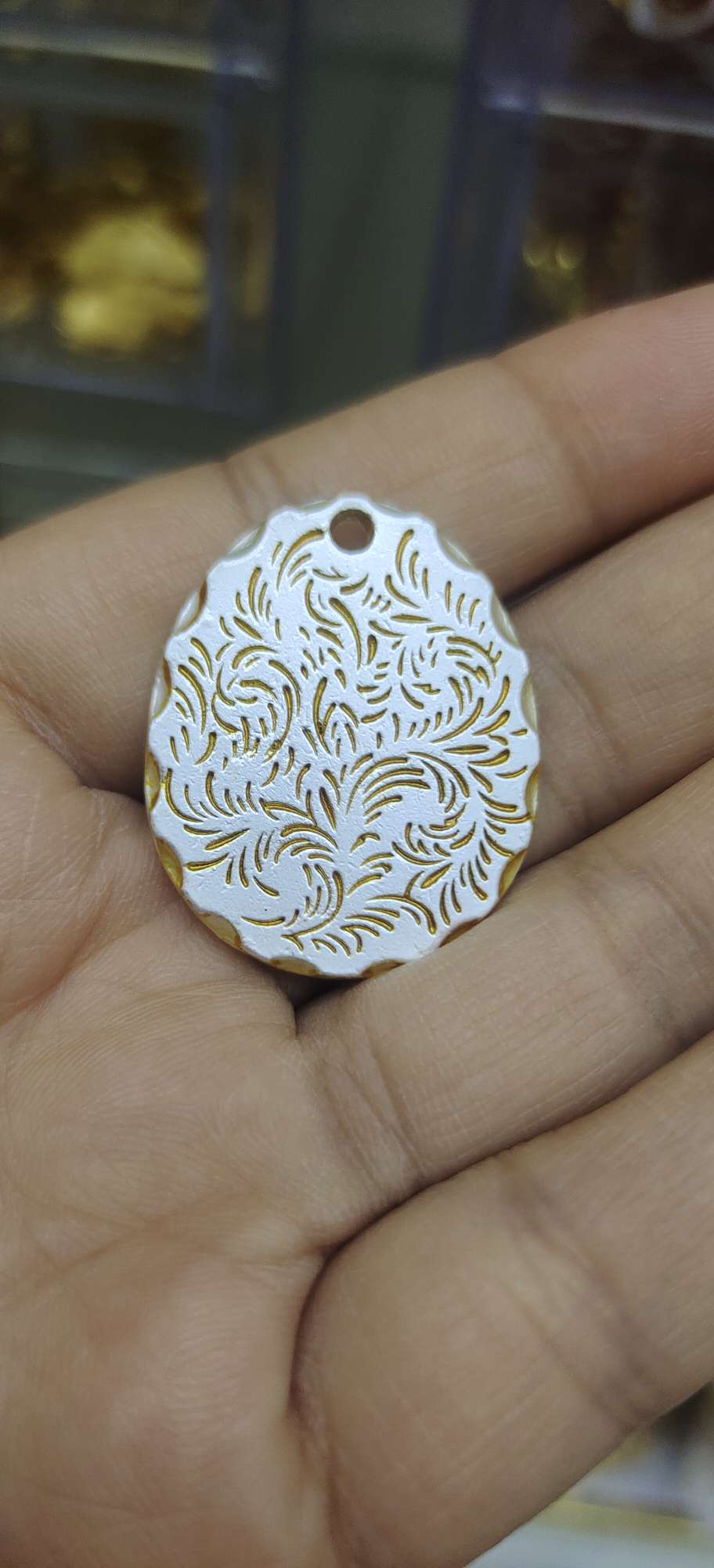 A wide range of fashion accessories and creative decorative items are available in various colors. Versatile and trendy accessories and accessories are carefully selected