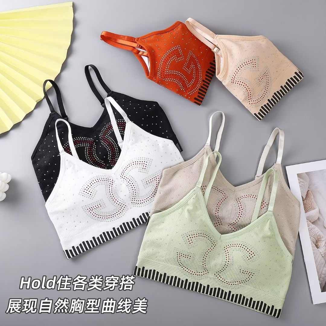 The adjustable shoulder straps of the bra make the back look beautiful and wrap around the chest undefined