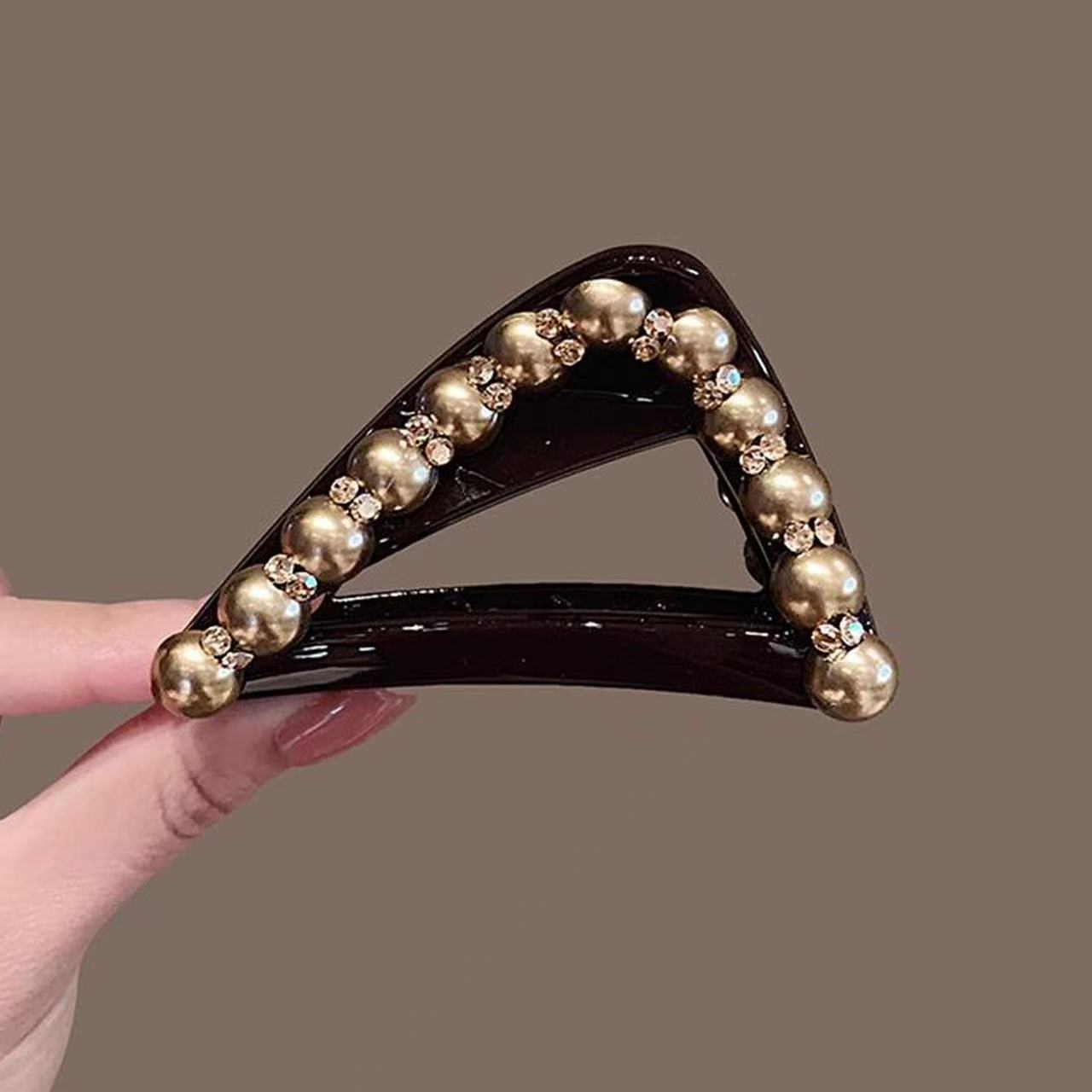2025 New imitation pearl triangular grab hair clip for women, back head updo shark clip, high ponytail fixed hair clip detail image 2